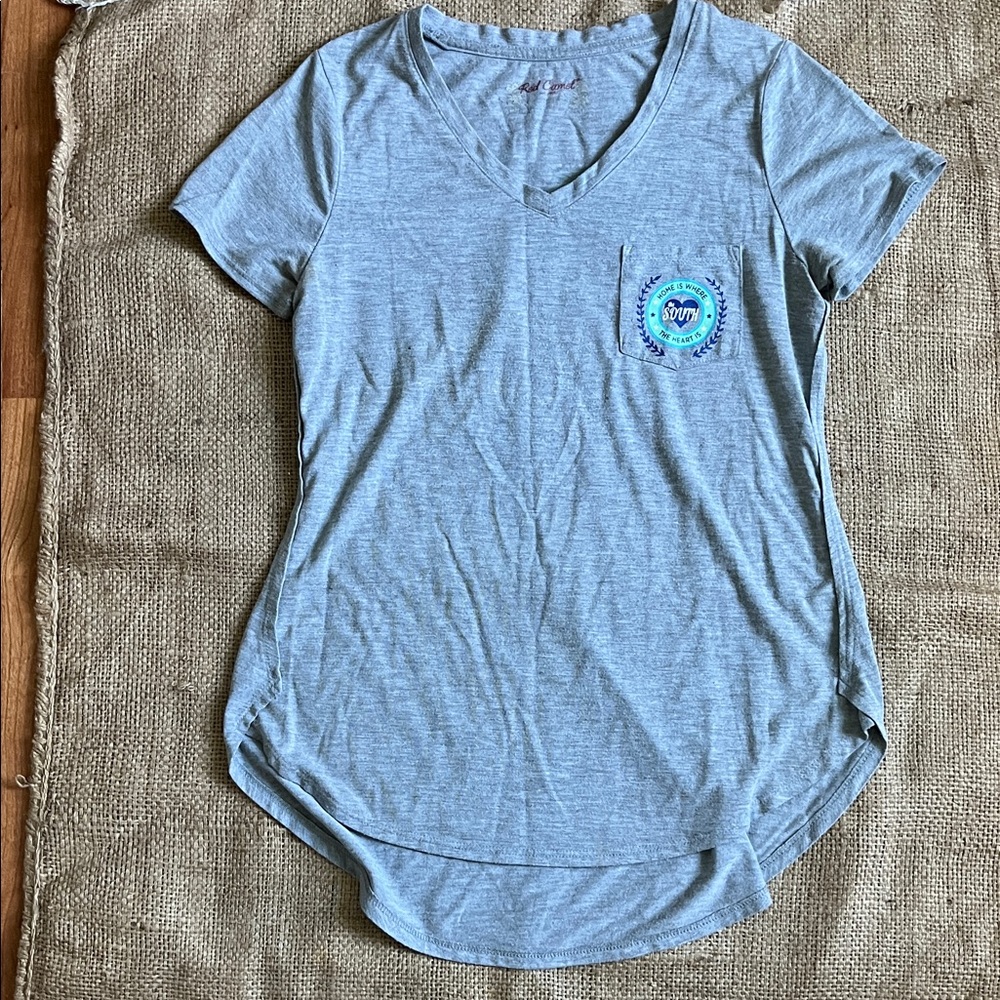 Light Gray V-Neck Pocket Tee - Women Southern Style sz S